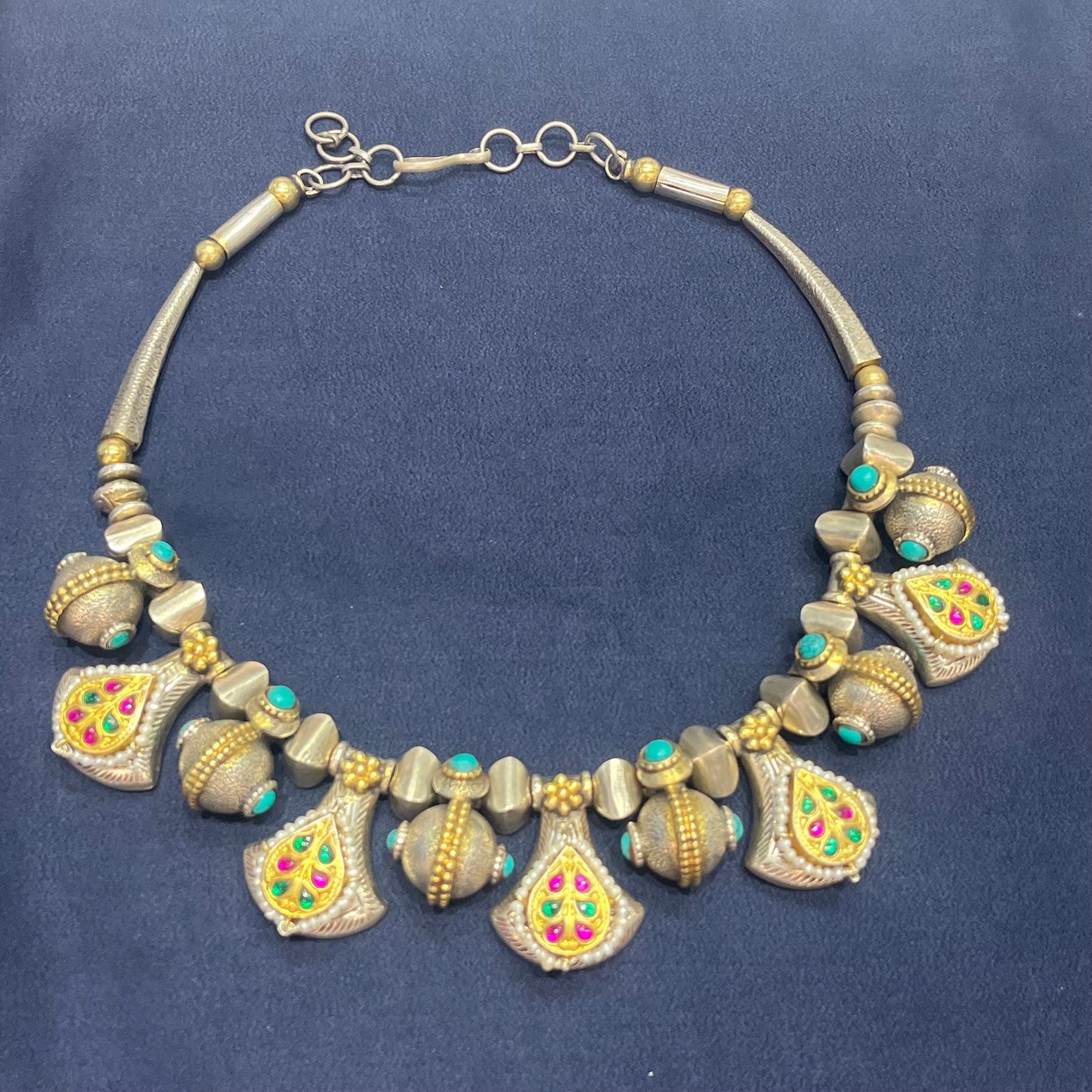 Silver Necklace With Kundan Detailing