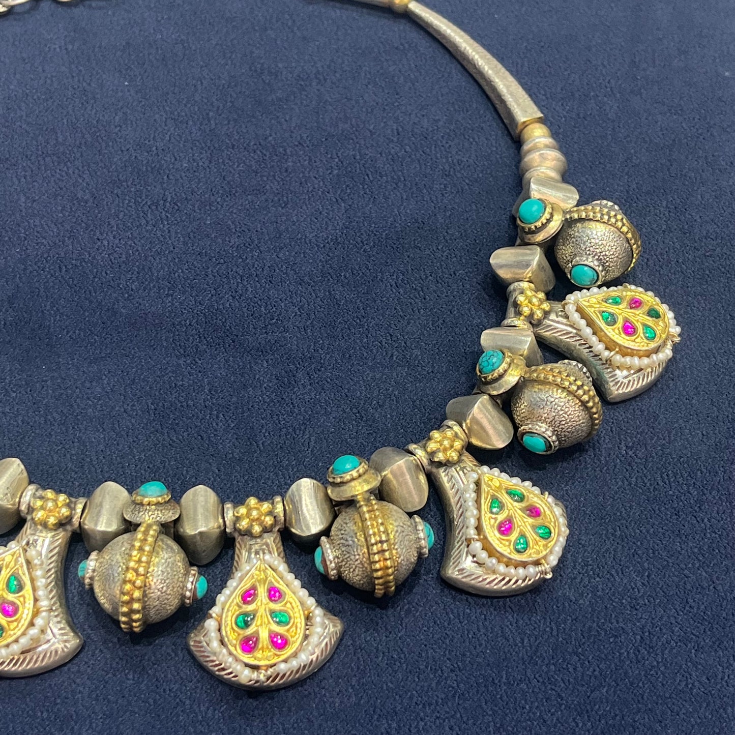 Silver Necklace With Kundan Detailing