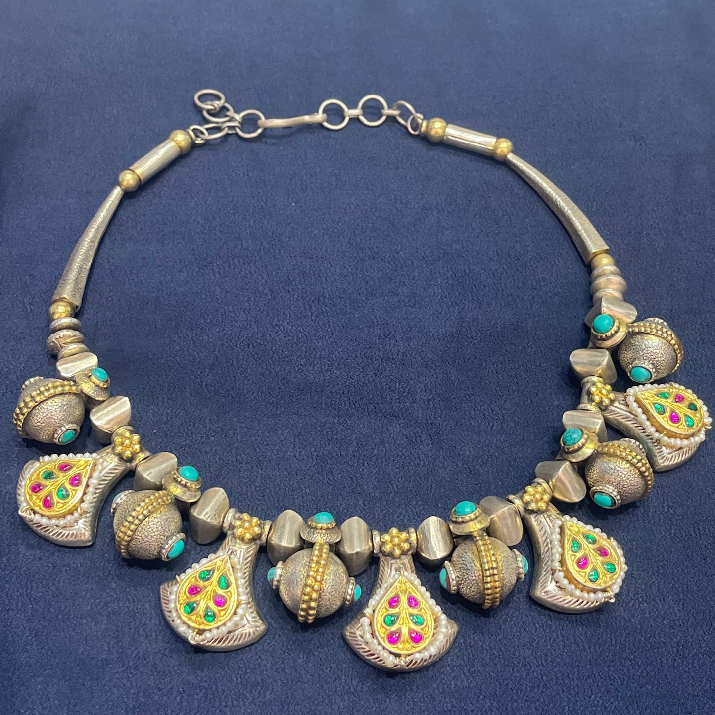 Silver Necklace With Kundan Detailing